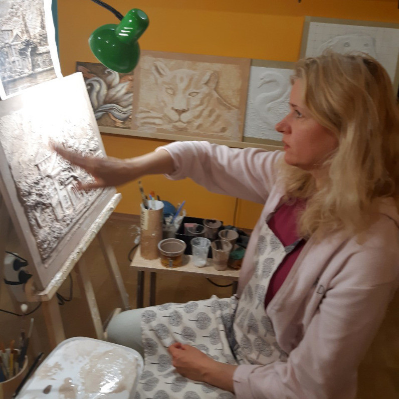 Svitlana Kalaidzhi - The artist at work