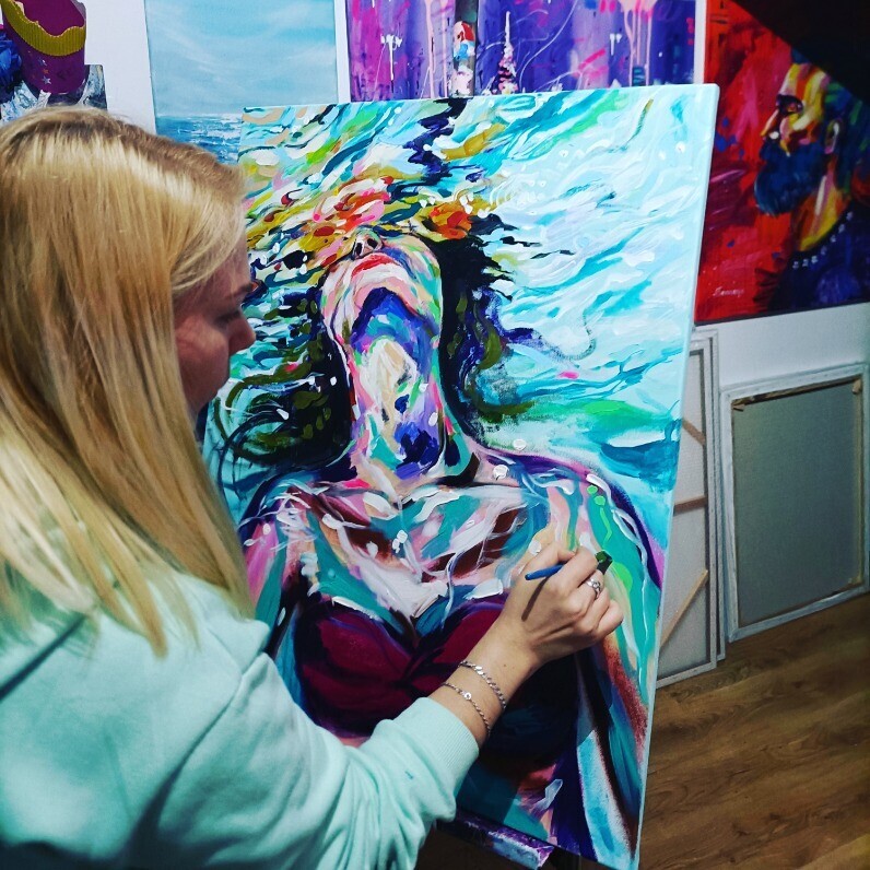 Aliaksandra Tsesarskaya - El artista trabajando