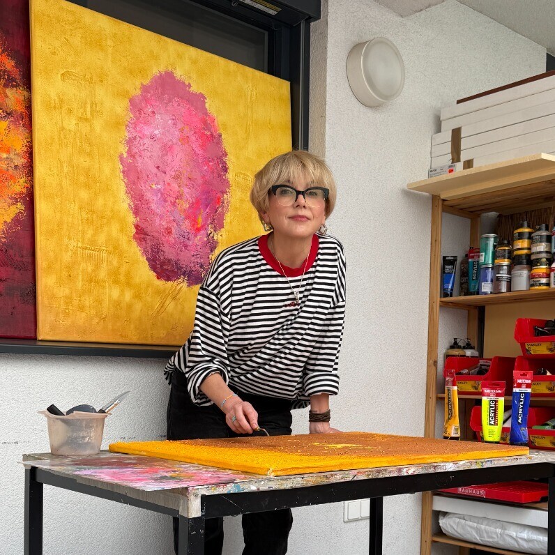Viki Smoliar - The artist at work