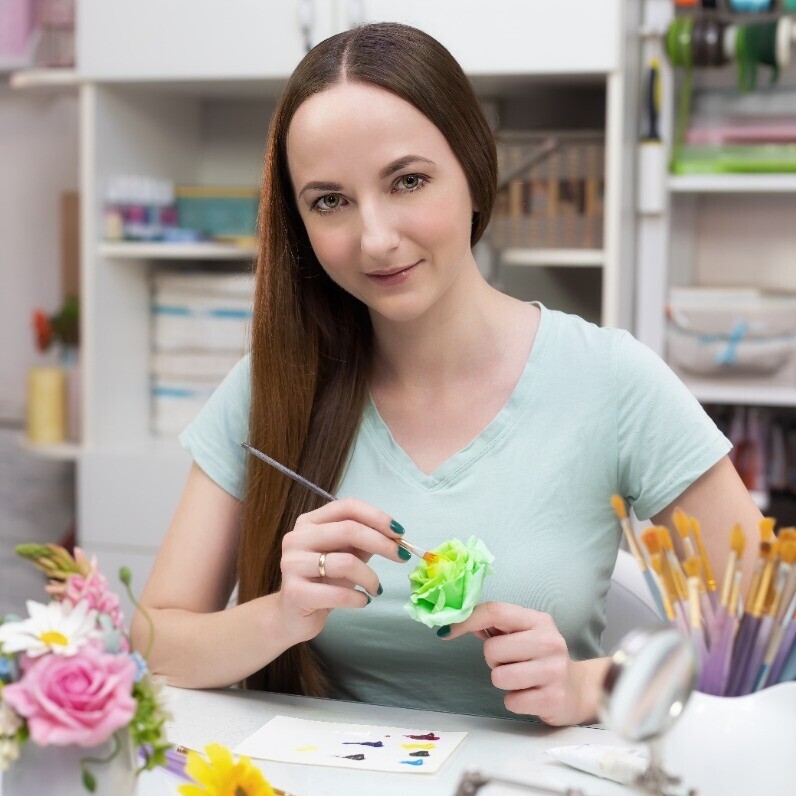 Yuliia Khovbosha - The artist at work