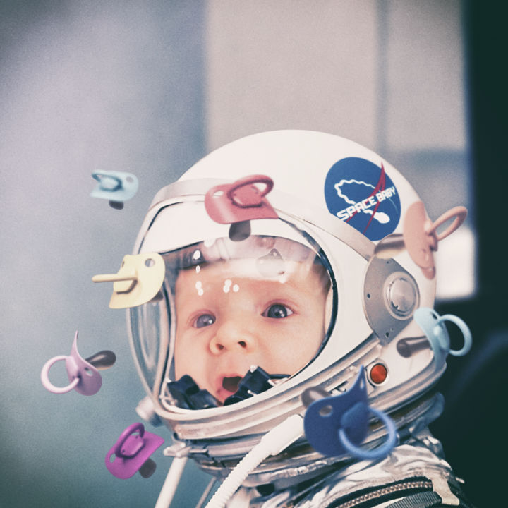 Digitale Kunst mit dem Titel "Space Baby" von Mauro Mondin, Original-Kunstwerk, Fotomontage