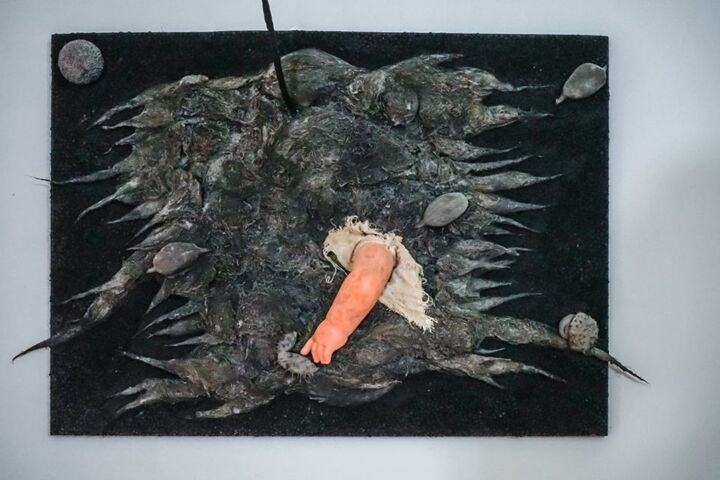 Scultura intitolato "Feeding on the dead" da Vlad Iordache (33 Thirsty Tree), Opera d'arte originale, Legno