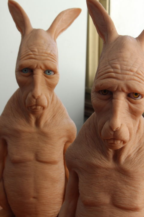 Escultura titulada "Los hombres conejo" por Alberto Hortas Lopez, Obra de arte original, Resina