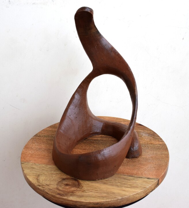 Скульптура под названием "Wave of Energy" - Aarti Gupta Bhadauria, Подлинное произведение искусства, Терракота