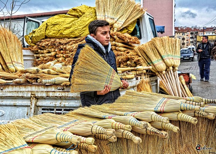 Фотография под названием "Boy selling broom" - Askin Ayrancioglu, Подлинное произведение искусства, Цифровая фотография