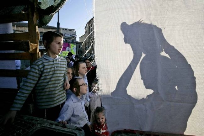 Photographie intitulée "Abir002" par Audrey Attia, Œuvre d'art originale,