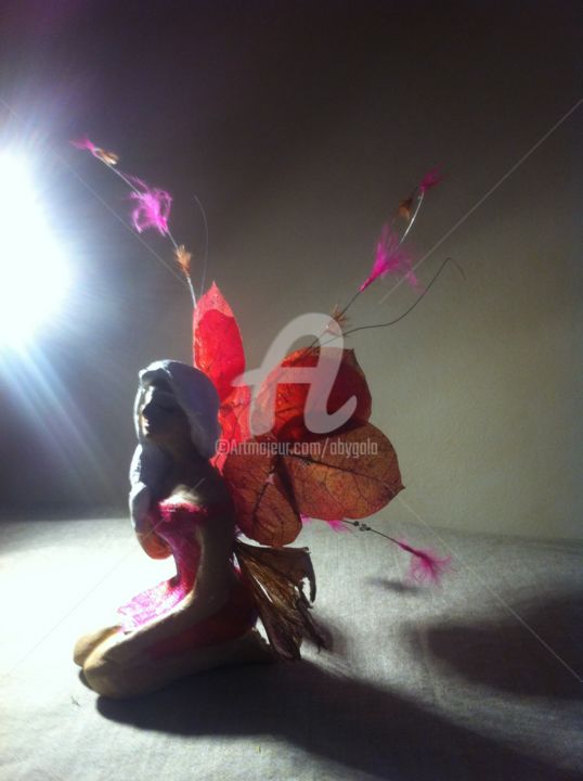 Sculpture intitulée "Naissance d'une fée" par Abygala, Œuvre d'art originale, Argile