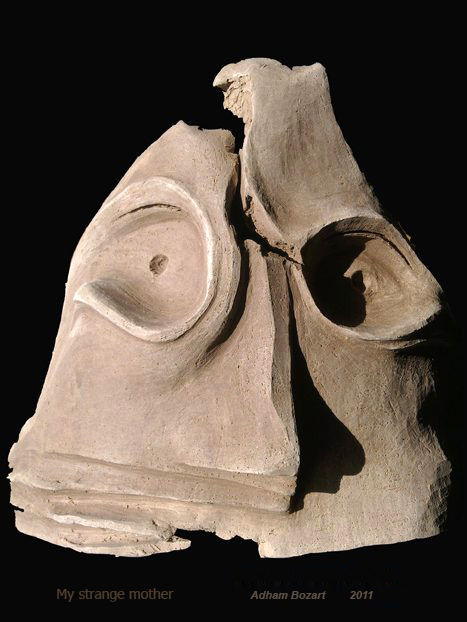 Skulptur mit dem Titel "My strange mother" von Adham Bozart, Original-Kunstwerk, Ton