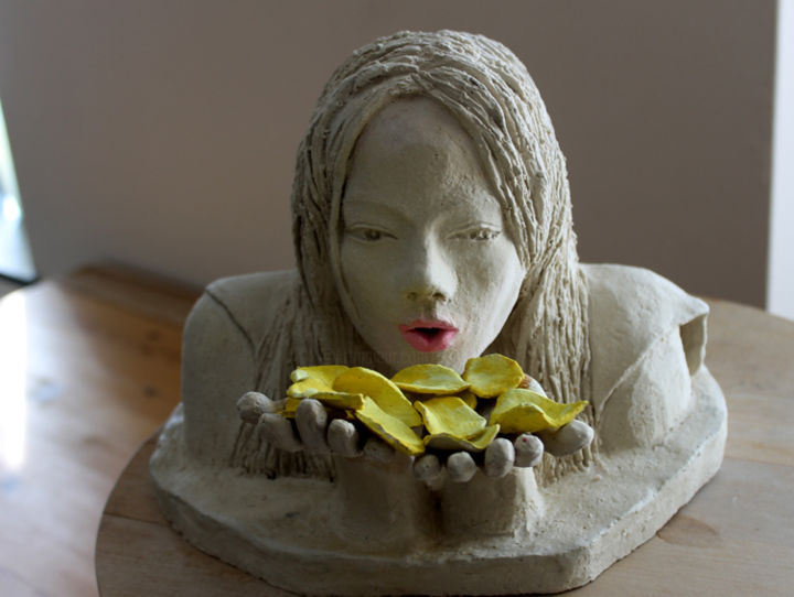 Скульптура под названием "Audrey et les pétal…" - Adyne Gohy, Подлинное произведение искусства, Терракота