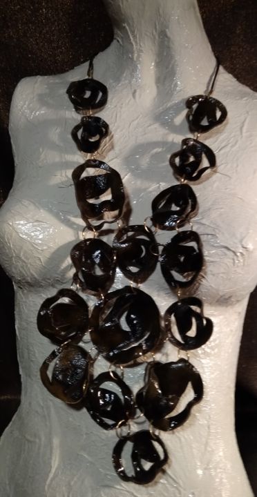 Design intitulée "Dark roses" par Aggie Damaskou, Œuvre d'art originale, Bijoux