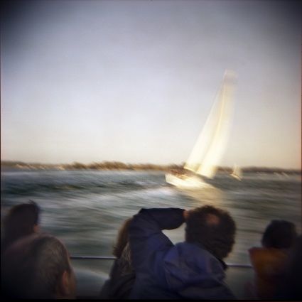 Photographie intitulée "le voilier et l'hom…" par Agnès M, Œuvre d'art originale