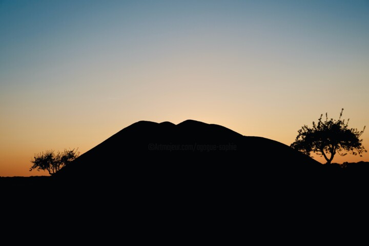 Photographie intitulée "La colline" par Sophie Agogué, Œuvre d'art originale, Photographie non manipulée