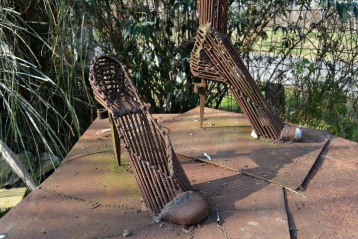 Sculpture titled "Talons aiguilles" by Agostinho Dacunha, Original Artwork