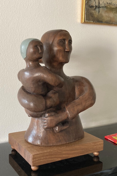 Scultura intitolato "madre con bambino" da Agostino Girardi, Opera d'arte originale, Legno