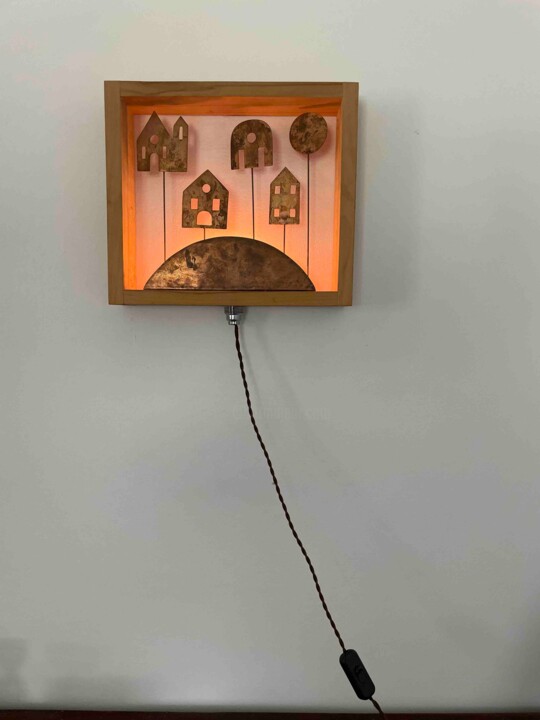 제목이 "lampada "casette""인 디자인 Agostino Girardi로, 원작, 금속 목재 패널에 장착됨