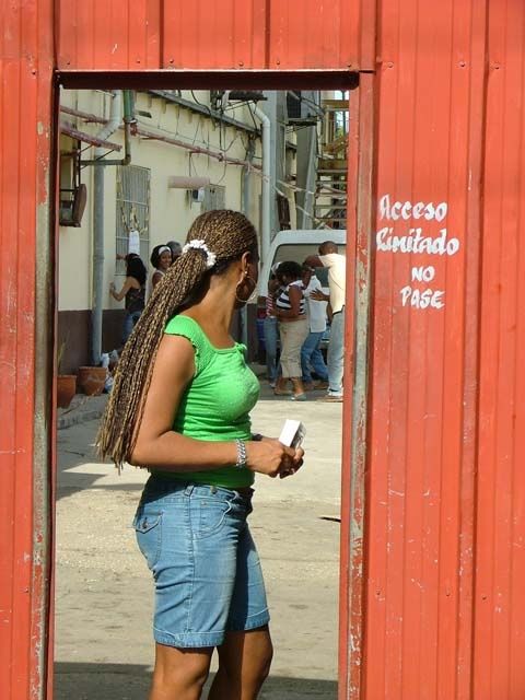 Photographie intitulée "Acceso limitado" par Aixa Rocca, Œuvre d'art originale