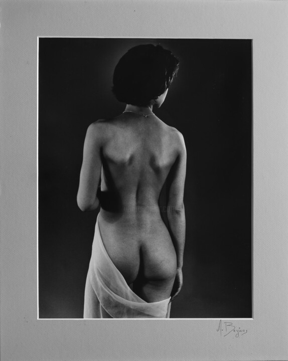 Fotografía titulada "Nu avec voile" por Alain Beziers, Obra de arte original, Fotografía analógica Montado en Cartulina