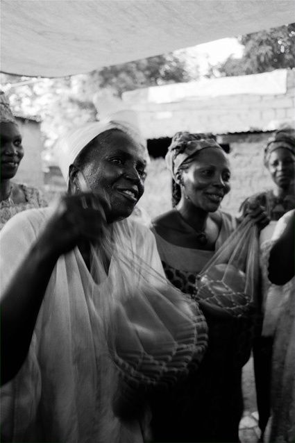 Фотография под названием "les femmes au baptè…" - Alamoukaikai, Подлинное произведение искусства