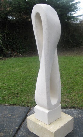 Escultura titulada "Mobius Strip image 2" por Alan Robert Nicholls, Sculptor And Artist, Obra de arte original, Piedra
