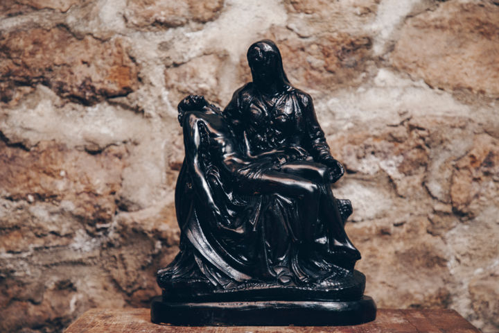 Skulptur mit dem Titel "MISERERE" von Alberto Antonio Foresta, Original-Kunstwerk, Gips