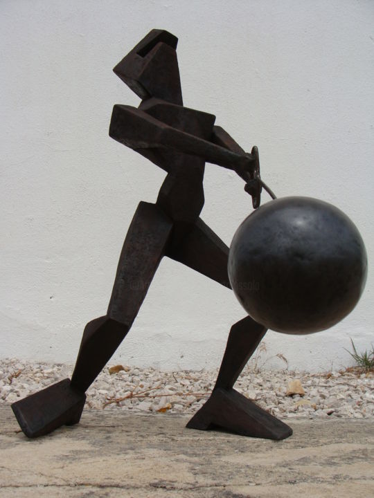 Sculpture titled "lancer de marteau" by Alberto Kissola, Original Artwork, Resin