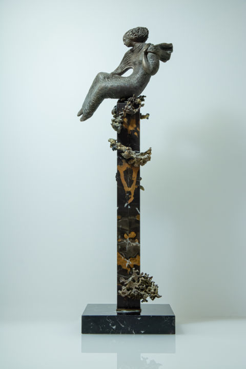 Sculpture intitulée "Девушка на вертикал…" par Aleksandr Perminov, Œuvre d'art originale, Bronze