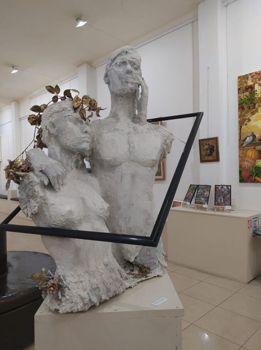 Sculpture titled "ΟΦΘΑΛΜΑΠΑΤΗ ΒΙΟΣ ΕΝ…" by Alexandra Stavrou, Original Artwork, Plaster