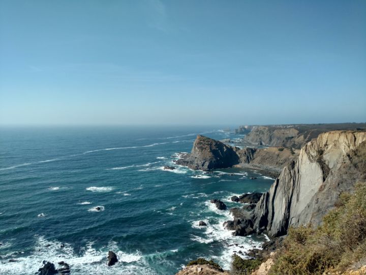 Fotografie mit dem Titel "Cliff in the ocean…" von Alexandre Couderc, Original-Kunstwerk