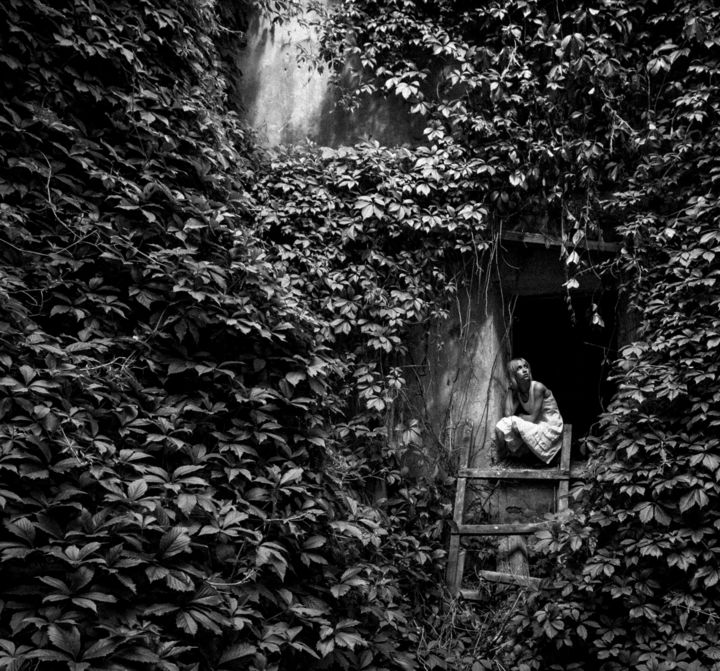 「My hiding place....」というタイトルの写真撮影 Alis La Lunaによって, オリジナルのアートワーク