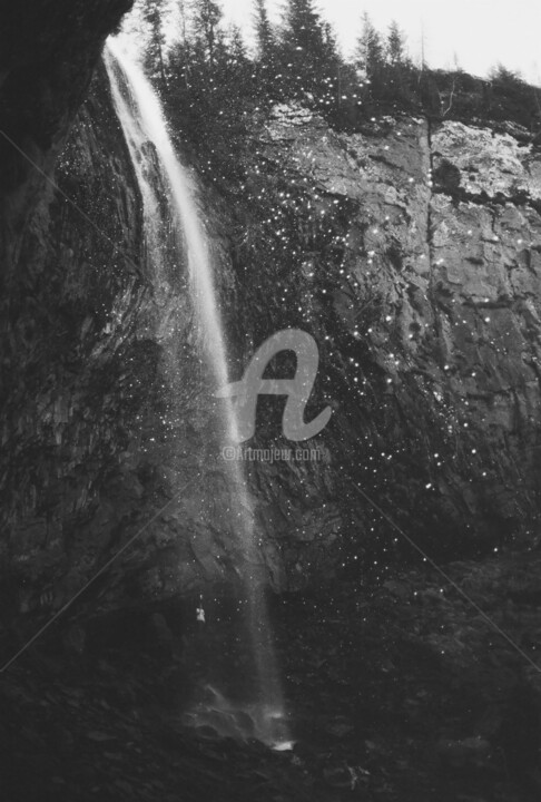 Photographie intitulée "Analog waterfall." par Lucie Beaulaton (AloysiaVanTodd), Œuvre d'art originale, Autre