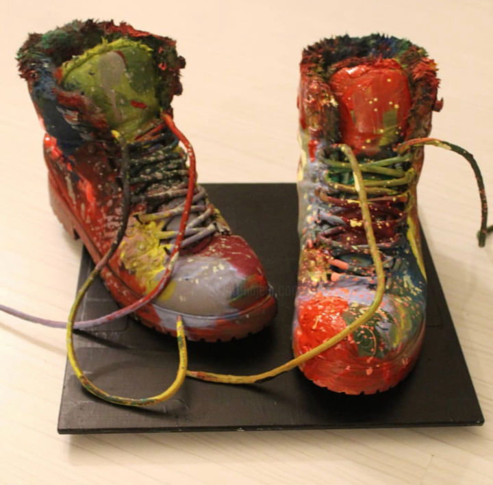 Sculpture intitulée "Colored feet" par Alper Konan, Œuvre d'art originale, Cuir