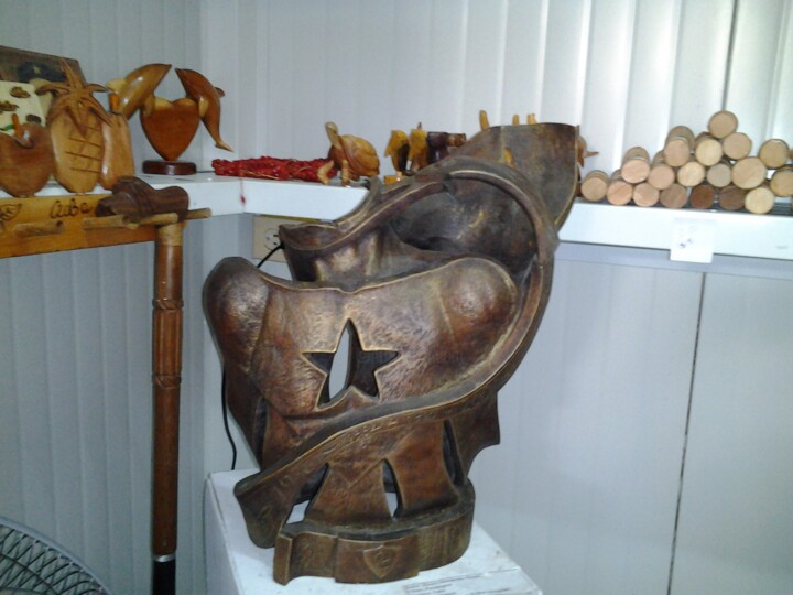 Sculpture titled "Manipulación" by Alvaro Hernadez Reyes, Original Artwork, Wood