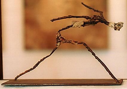 Skulptur mit dem Titel "Läufer" von Amador Vallina, Original-Kunstwerk, Kunststoff