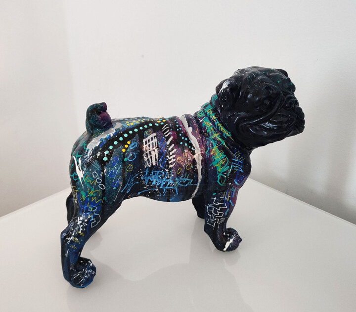 Sculptuur getiteld "Bouledogue bleu nuit" door Âme Sauvage, Origineel Kunstwerk, Acryl