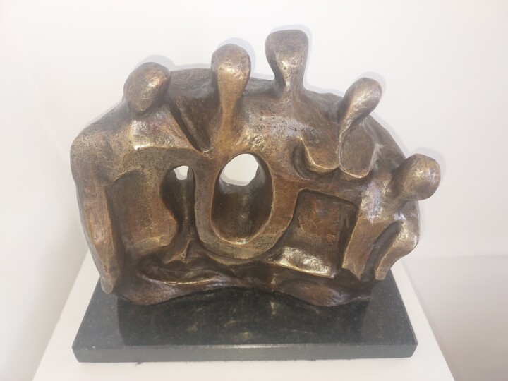 Sculpture titled "Família" by Anamaria Vieira, Original Artwork, Bronze