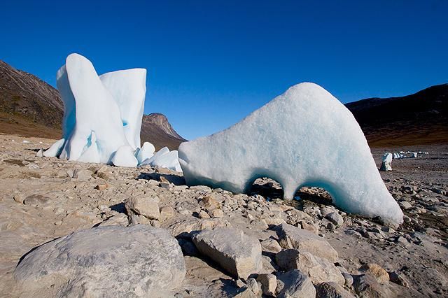 Photographie intitulée "Iceberg sculpture" par Anders Peter, Œuvre d'art originale