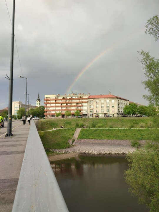 Fotografia zatytułowany „Rainbow over buildi…” autorstwa András Lamp, Oryginalna praca, Fotografia cyfrowa