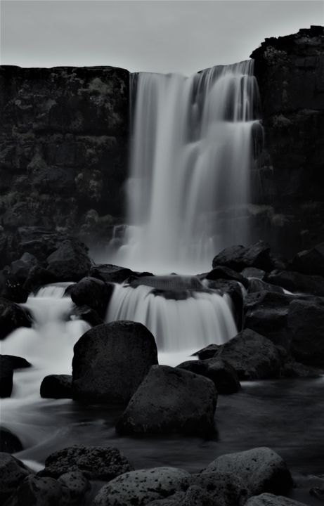 Photographie intitulée "cascade islandaise" par Andréa Geneix, Œuvre d'art originale, Photographie numérique