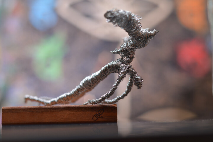 Skulptur mit dem Titel "..Letting go.." von Andruscara Ra, Original-Kunstwerk, Draht