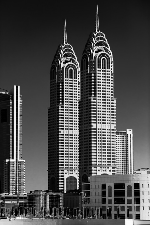 Fotografie mit dem Titel "Al Kazim Towers Dub…" von Andy Ridder, Original-Kunstwerk, Digitale Fotografie Auf Aluminium monti…