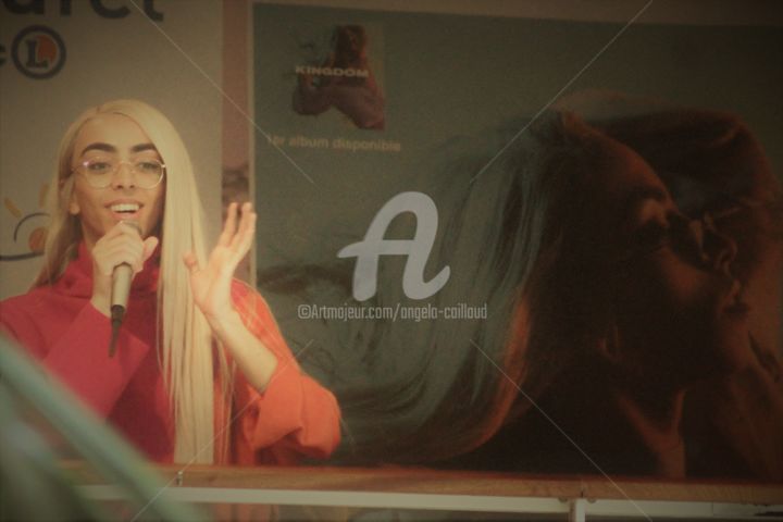 Fotografie getiteld "Bilal Hassani public" door Angela Caillaud S., Origineel Kunstwerk