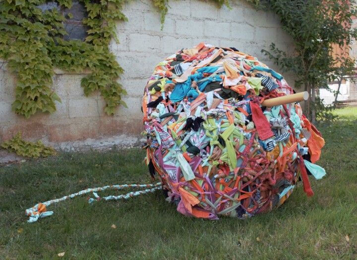 "Pomme filante au sol" başlıklı Heykel Anka Girls tarafından, Orijinal sanat, Kumaş