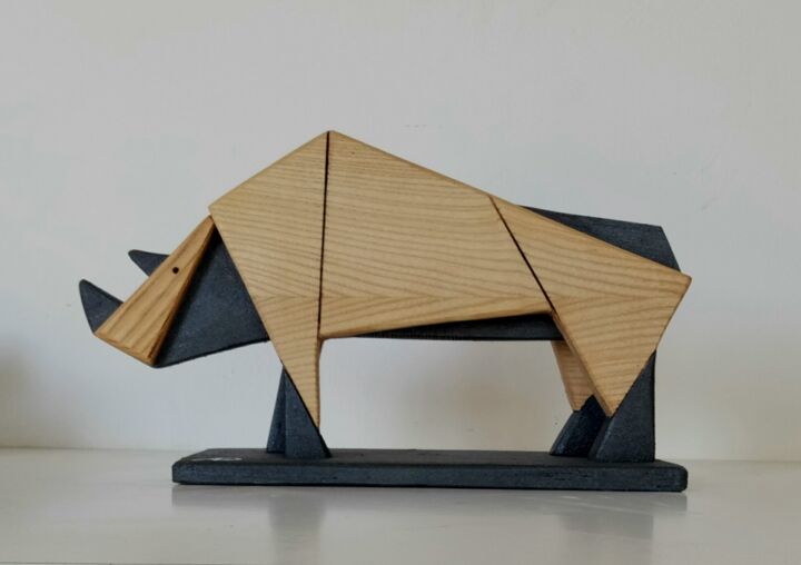 Skulptur mit dem Titel "Geometric Rhino" von Anna Beltrame A＋D Art, Original-Kunstwerk, Holz