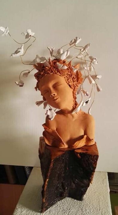 Sculpture titled "FLORA..madre natura" by Anna Nuzzo, Original Artwork, Clay