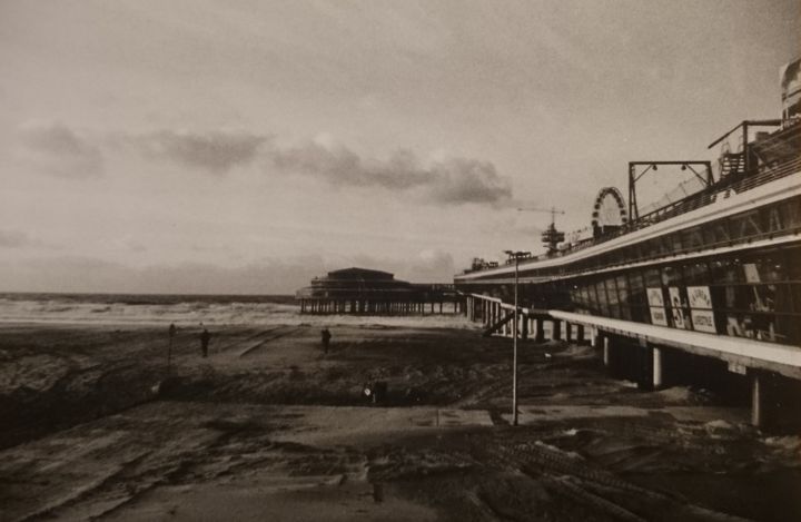 Fotografia intitulada "Scheveningen pier" por Annalucia.Art, Obras de arte originais, artwork_cat.Photographies en noir et b…