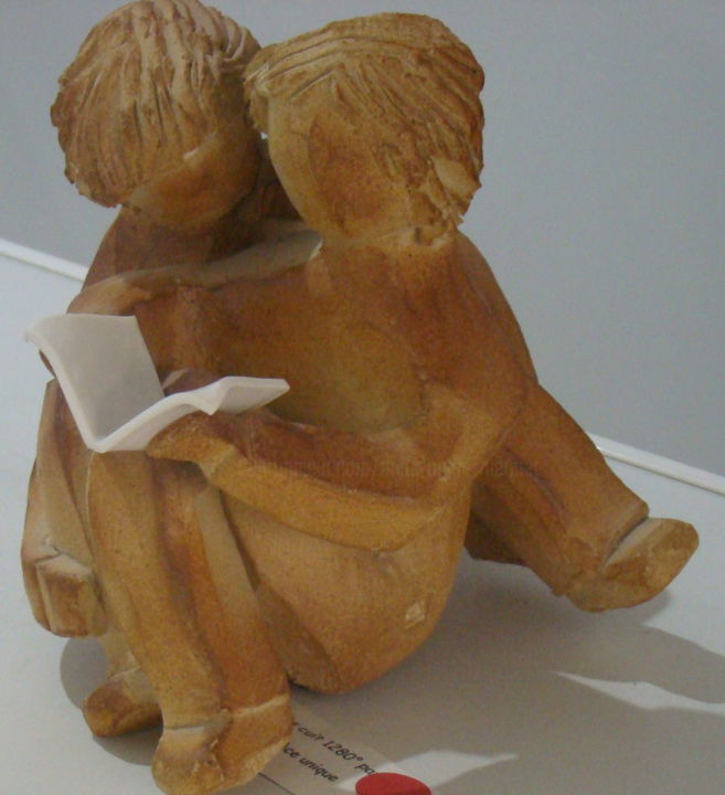 Sculptuur getiteld "couple de lecteurs" door Anne Marie Mermet, Origineel Kunstwerk, Terra cotta