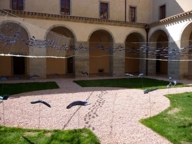 Installation intitulée "danse d'avril" par Anne Sarda, Œuvre d'art originale, Extérieurs