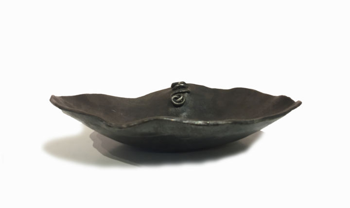 Escultura titulada "Bowl with knot" por Annelied Van Dijk, Obra de arte original, Metales