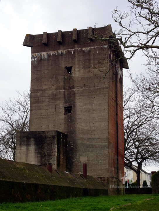 Photography titled "LA TOUR, PRENDS GAR…" by Annick Couëdel, Original Artwork, Non Manipulated Photography