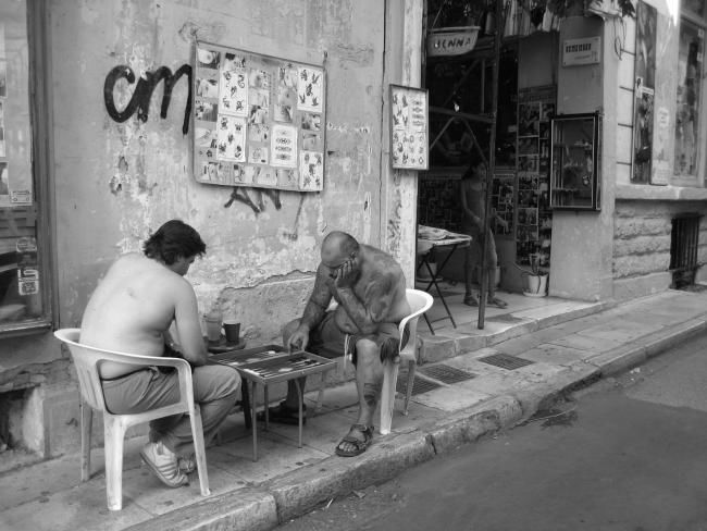 Photographie intitulée "Athens Backgammon" par Anthony Tsoukas, Œuvre d'art originale